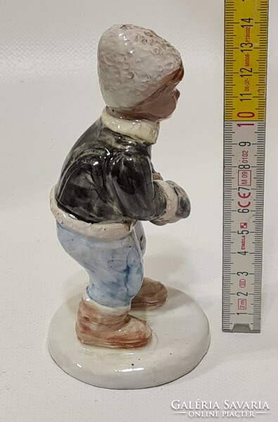 "Izsépy" Izsépy Margit jelzett hógolyózó kisfiú mázas kerámia figura (2563)
