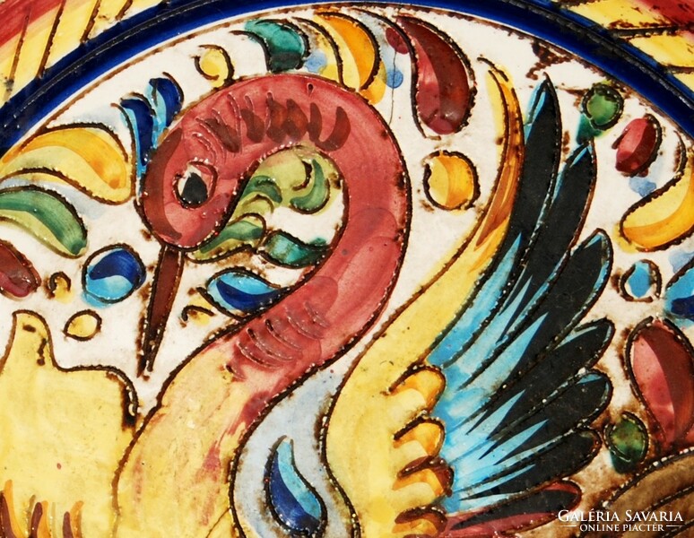Itáliai terrakotta tányér klasszikus madár mintával, jelzett