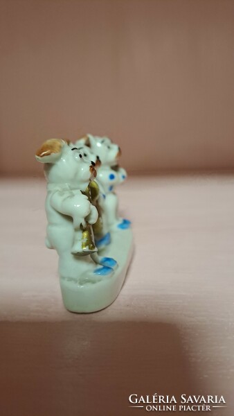 Porcelain ornament musical dogs