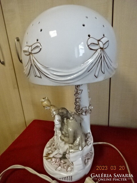 Porcelán asztali lámpa, barokk párral, apró rózsamintával, magassága 45 cm. Jókai.