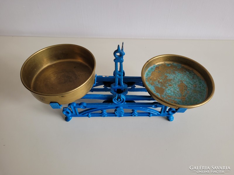 Régi antik kis méretű réz serpenyős konyhai háztartási kék öntöttvas mérleg vintage dekoráció