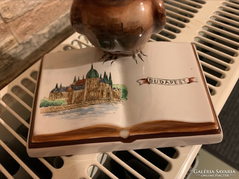 Bodrogkeresztúri bölcs bagoly könyvön Budapest látképpel, hibátlan kerámia 11 x 12 cm.