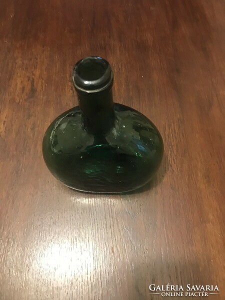 Vastag üveg palack,sérülésmentes állapotban.Sötétzöld.19x16 cm