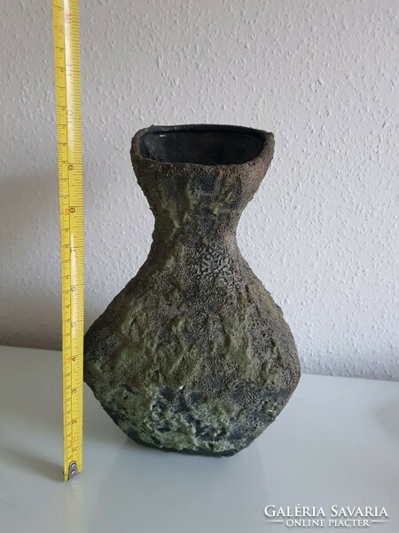 Csermák Ferenc egyedi kerámia váza alkotása