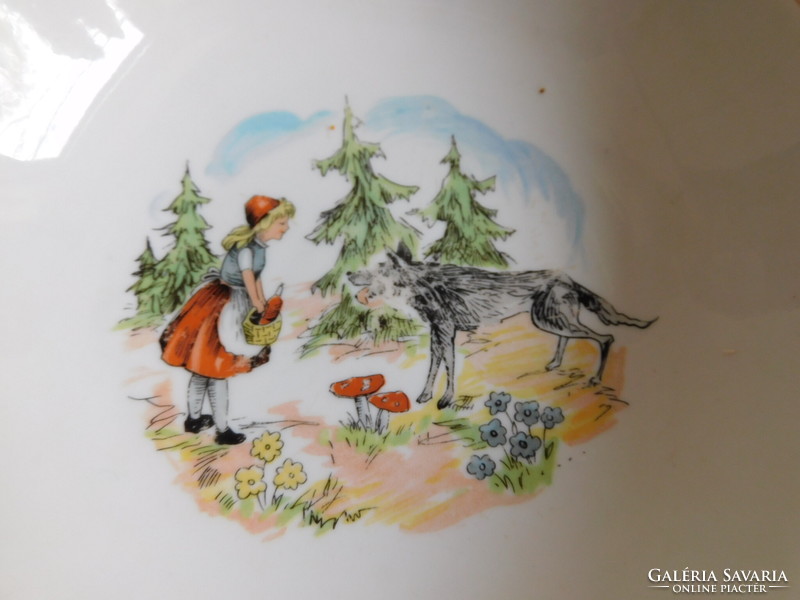 Hollóházi gyerektányér mesejelenettel - Piroska és a farkas
