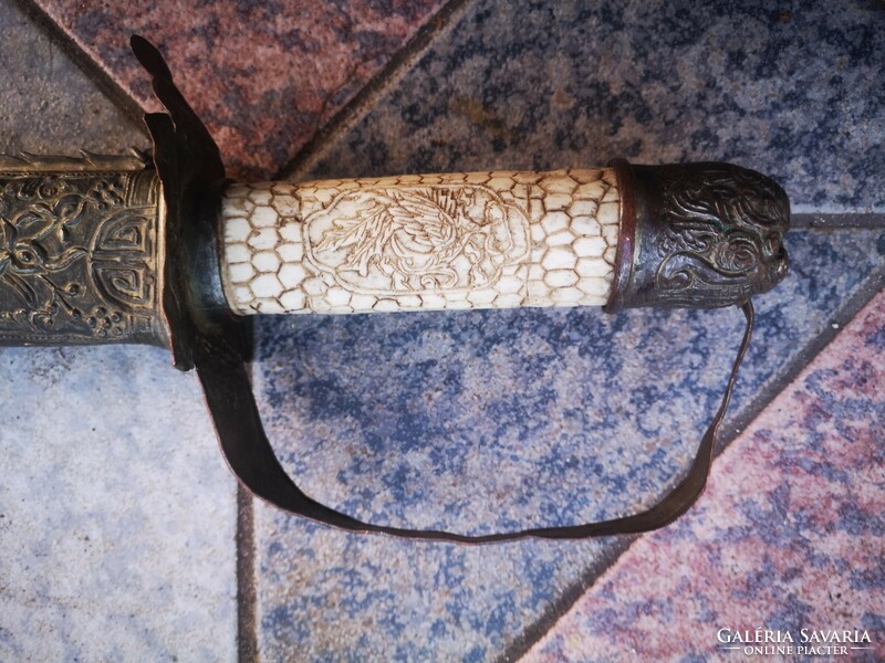 A special inlaid decorative sword, with decorative verets inlaid with mother-of-pearl. Oriental, Asia maybe China..Video