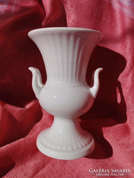 Gyönyörű fehér két füles porcelán váza
