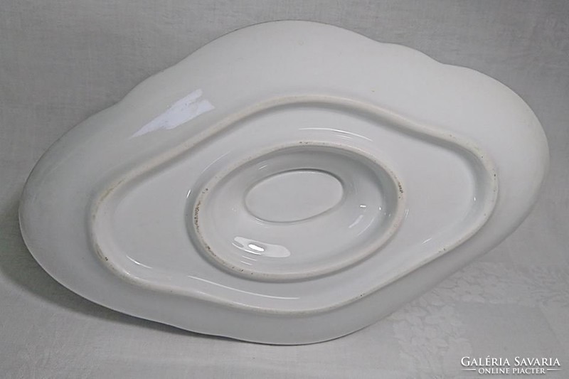 Bone porcelain with a special wavy rim and white saucer base