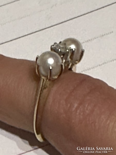 Mutatós nagyméretű brilliánssal díszített 14 kr aranygyűrű szép eredeti gyöngyökkel eladó!Ara:118000
