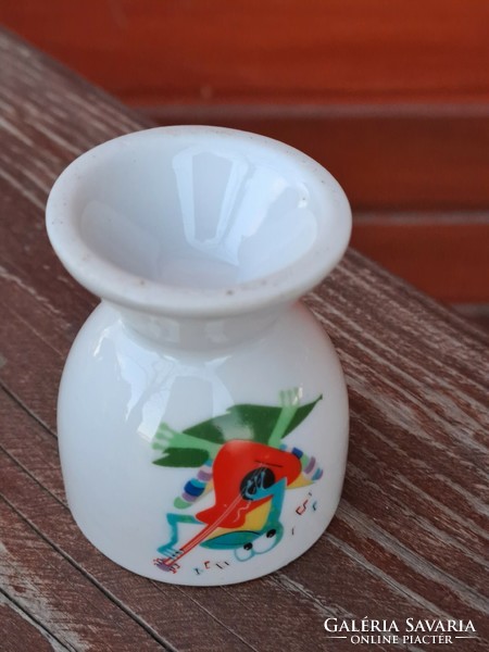 Porcelain egg holder with frog serenade