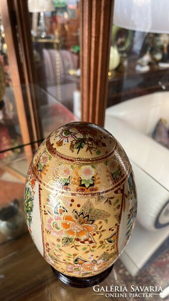 Hand-painted 20 cm tall Chinese porcelain egg