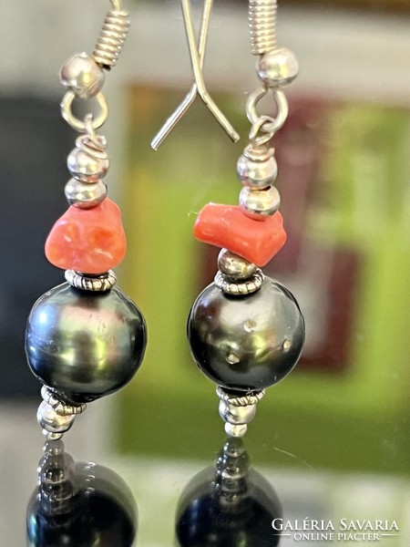 Pair of silver earrings with pearls and coral stone