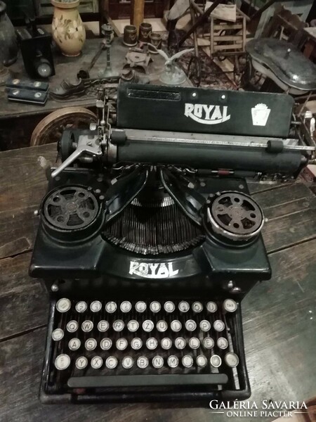 Royal írógép, dekorációként, 20. század első feléből, részben működő darab