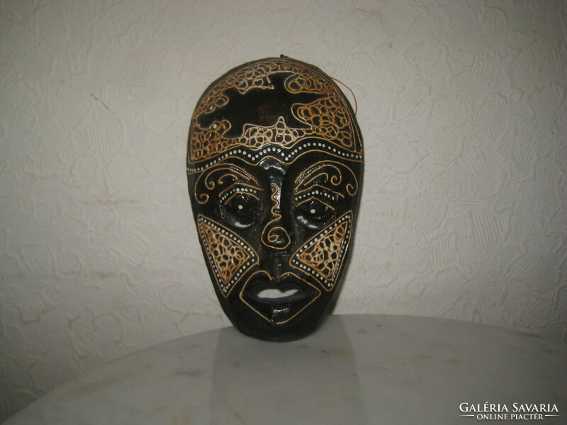 Afrikai kézzel faragott maszk , 9 x 14 cm