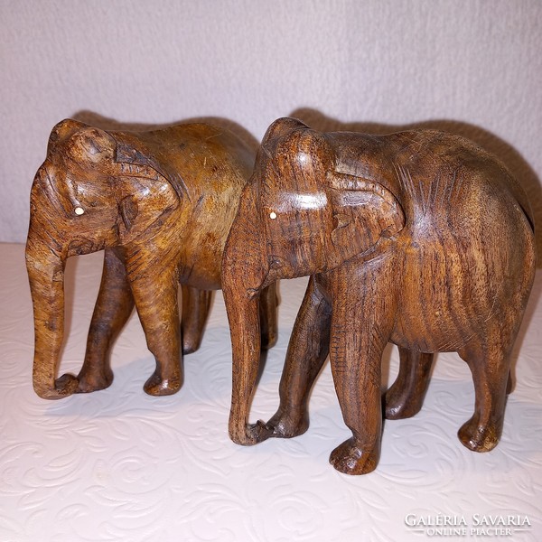 "Elefántok ",fa könyvtámasz, fafaragás, figurális szobor.