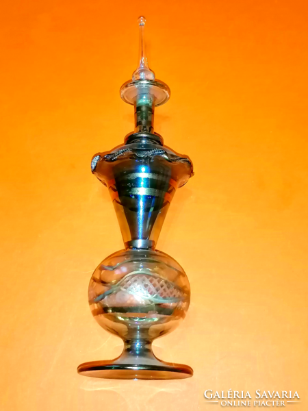 Egyiptomi parfümös üvegcse talpazaton 17 cm.    14.