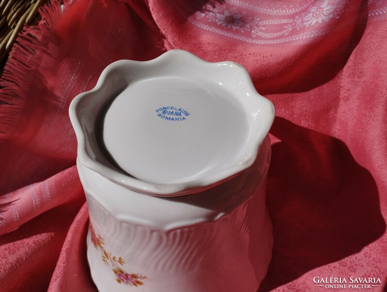 Flower-patterned porcelain bowl