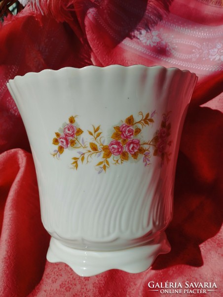 Flower-patterned porcelain bowl