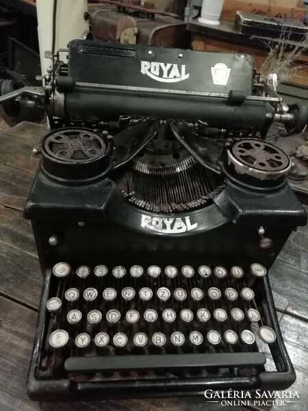 Royal írógép, dekorációként, 20. század első feléből, részben működő darab