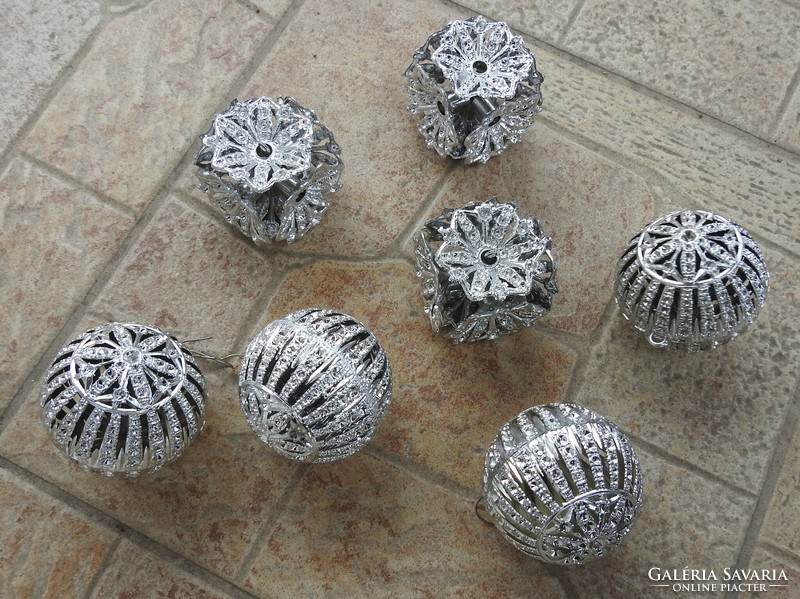 Christmas tree decorations - 70s - silver balls etc...