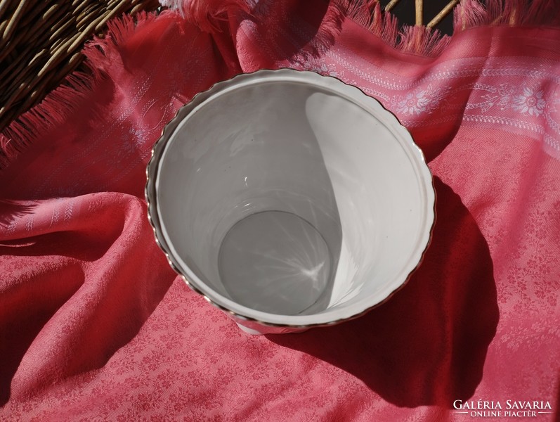 Flower-patterned porcelain bowl