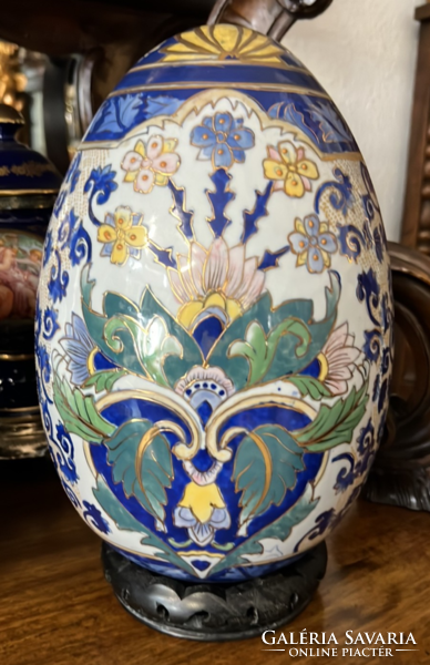 Hand-painted 35 cm tall Chinese porcelain egg
