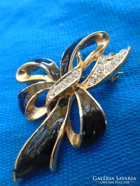 An old brooch depicts a bow