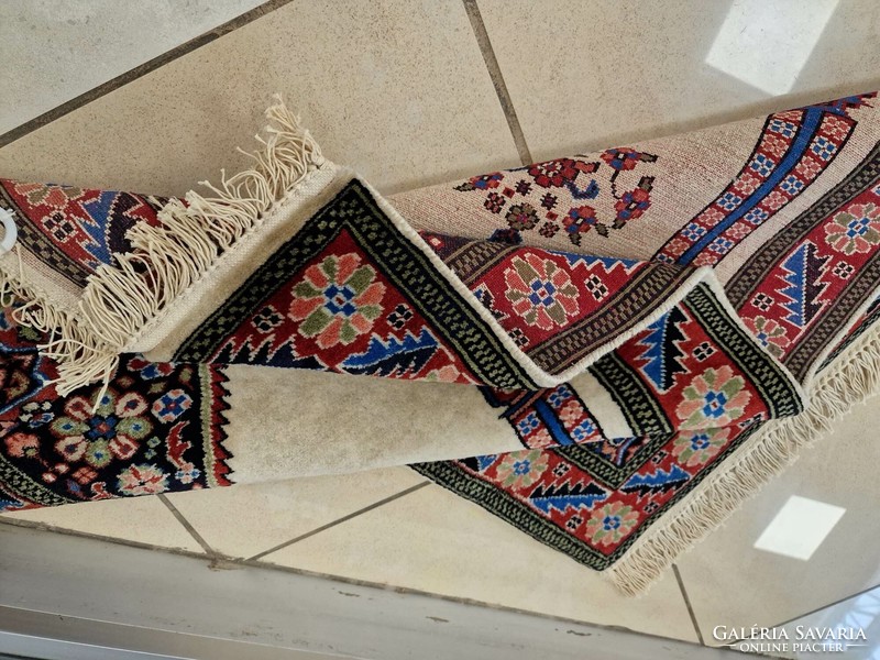 Iráni 61x111 cm kézi csomózású gyapjú perzsa szőnyeg BFZ_313