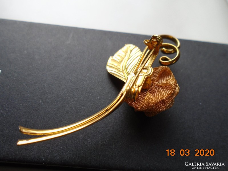 Handmade plastic rose gilded metal mesh, brooch
