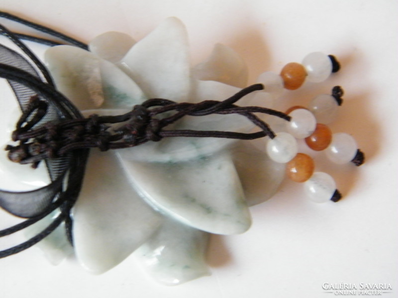 Üvegből készült virág medál