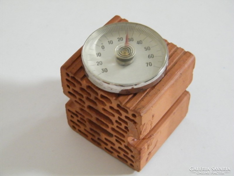 Asztali hőmérő mini tégla alapon