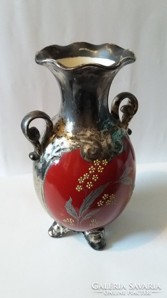 Ezüstözött barokk stílusú bordó porcelán váza, virágos dekorral, 22 cm