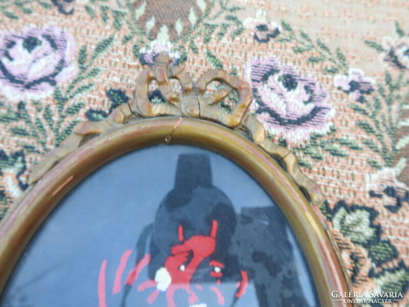 Antik ovális himzett kép - ördög - selyemre hímzett kép