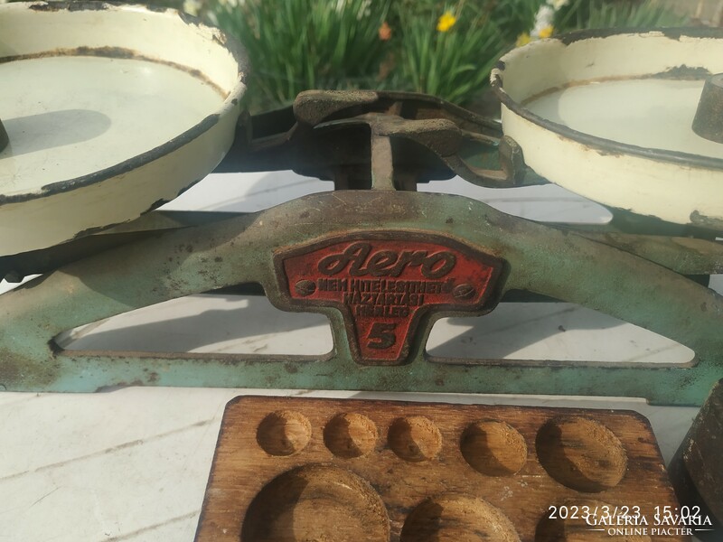 Antique cube scale with weights for sale! Cast iron household two-tray scale for sale!
