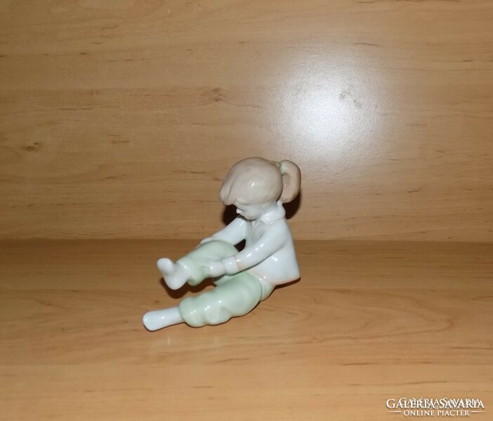 Aquincum porcelain dressing little girl figurine statue 10 cm (po-1-3)