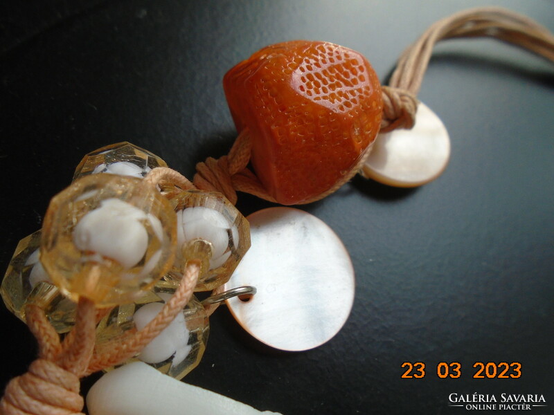 Egyedi Kézzel készült nyaklánc faragott csont, csiszolt kagylóhéj és fürtbe fűzött akril gyöngyökből
