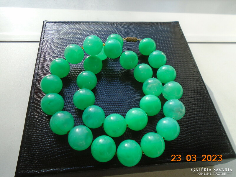 1950 Emerald green pearl necklace