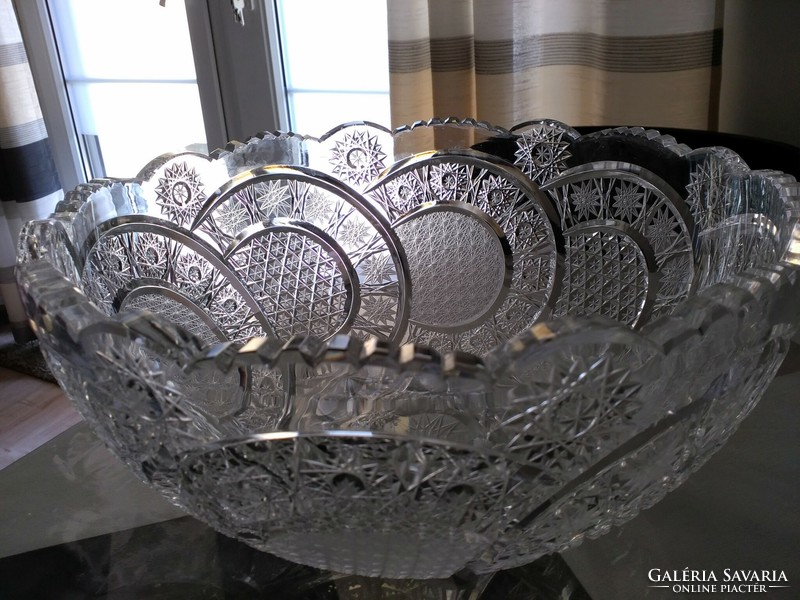 A giant lead crystal table centerpiece. Fruit bowl 3.7 kg!