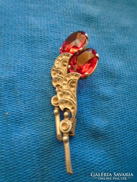 Old brooch with yellow bloodstones, curious ruby?? Indicated