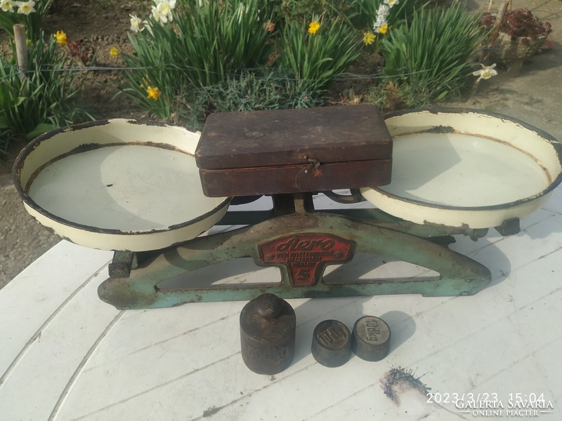 Antique cube scale with weights for sale! Cast iron household two-tray scale for sale!