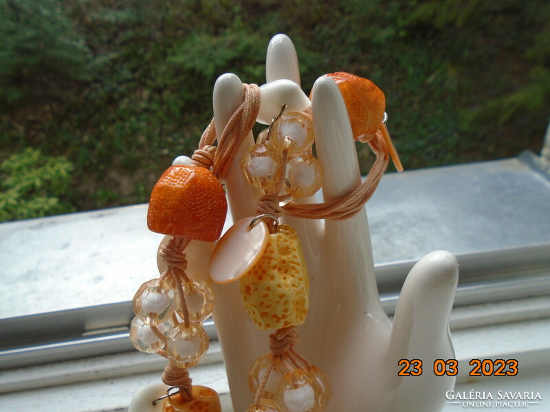 Egyedi Kézzel készült nyaklánc faragott csont, csiszolt kagylóhéj és fürtbe fűzött akril gyöngyökből