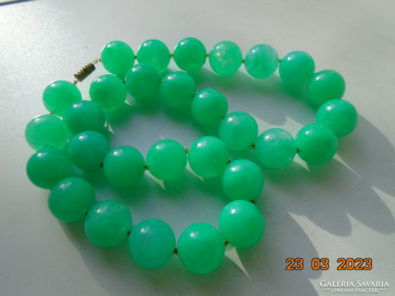 1950 Emerald green pearl necklace