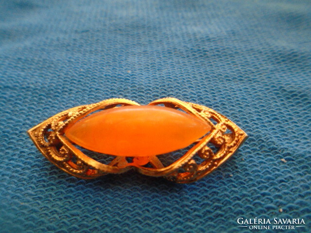 An old brooch, perhaps with an amber stone