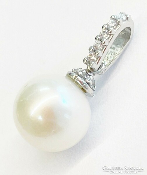 White gold pearl pendant