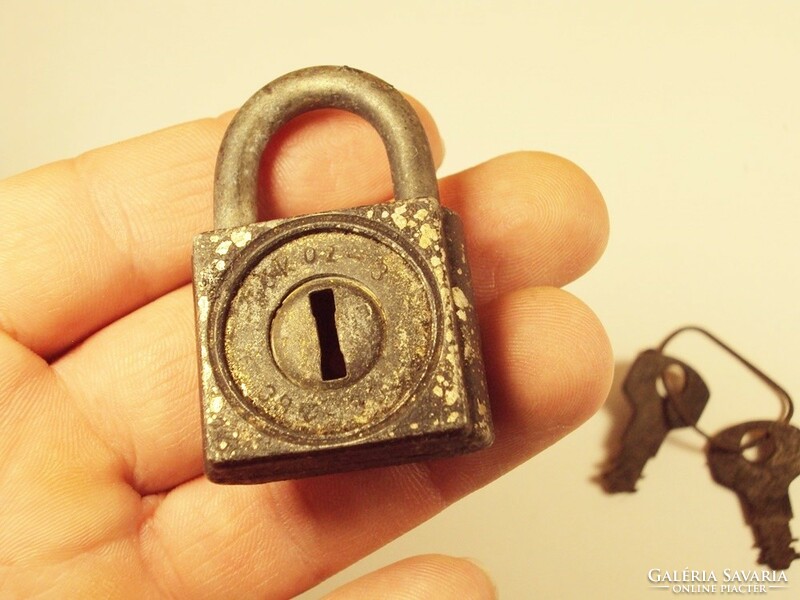Retro old mini padlock with 2 keys