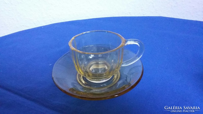 Halvány borostyán színű üveg kávés csésze és tányér