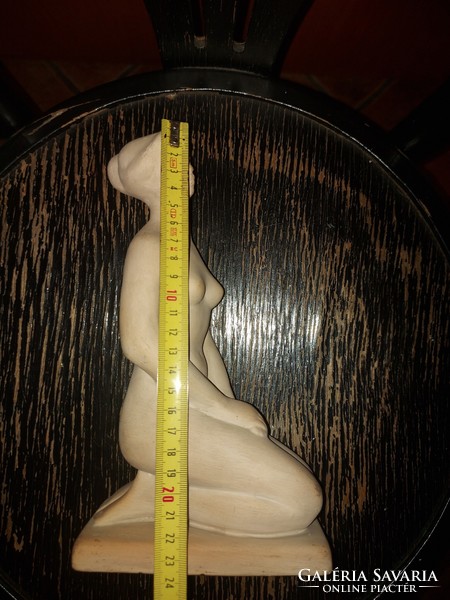 K.GY. szignós térdeplő lányka, gipsz szobor, restaurált, 23 cm