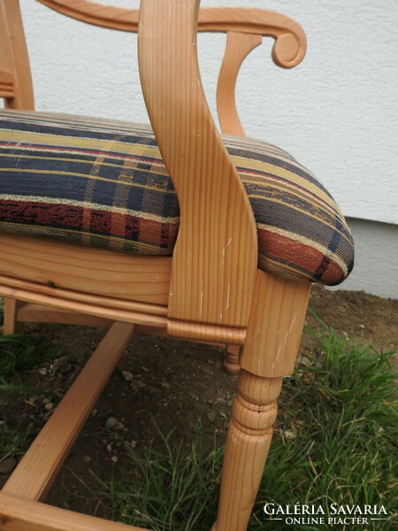 Fenyőfa karfás szék kárpitozott