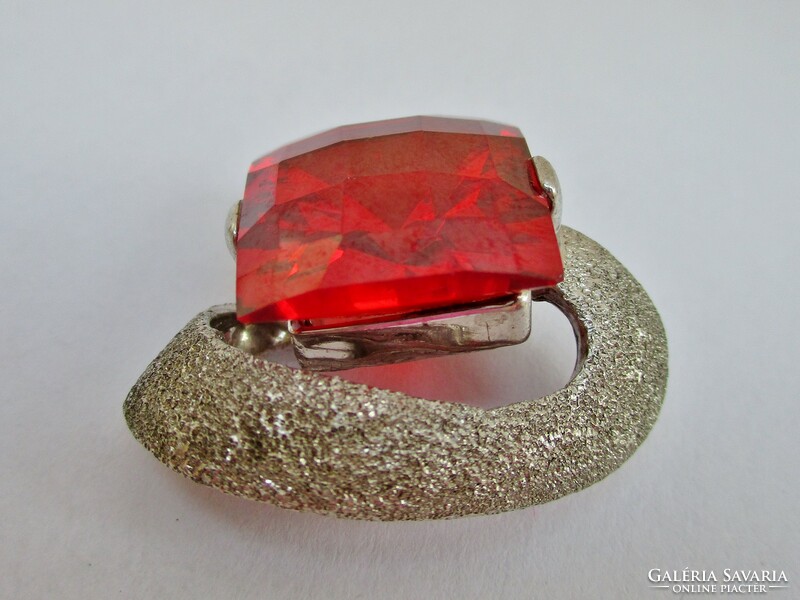 Gyönyörű art deco ezüstmedál nagyméretű vöröses kővel