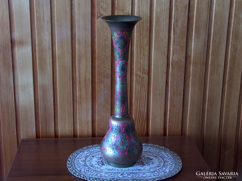 Nagyméretű réz festett, cizellált kézműves váza, hosszú nyakú